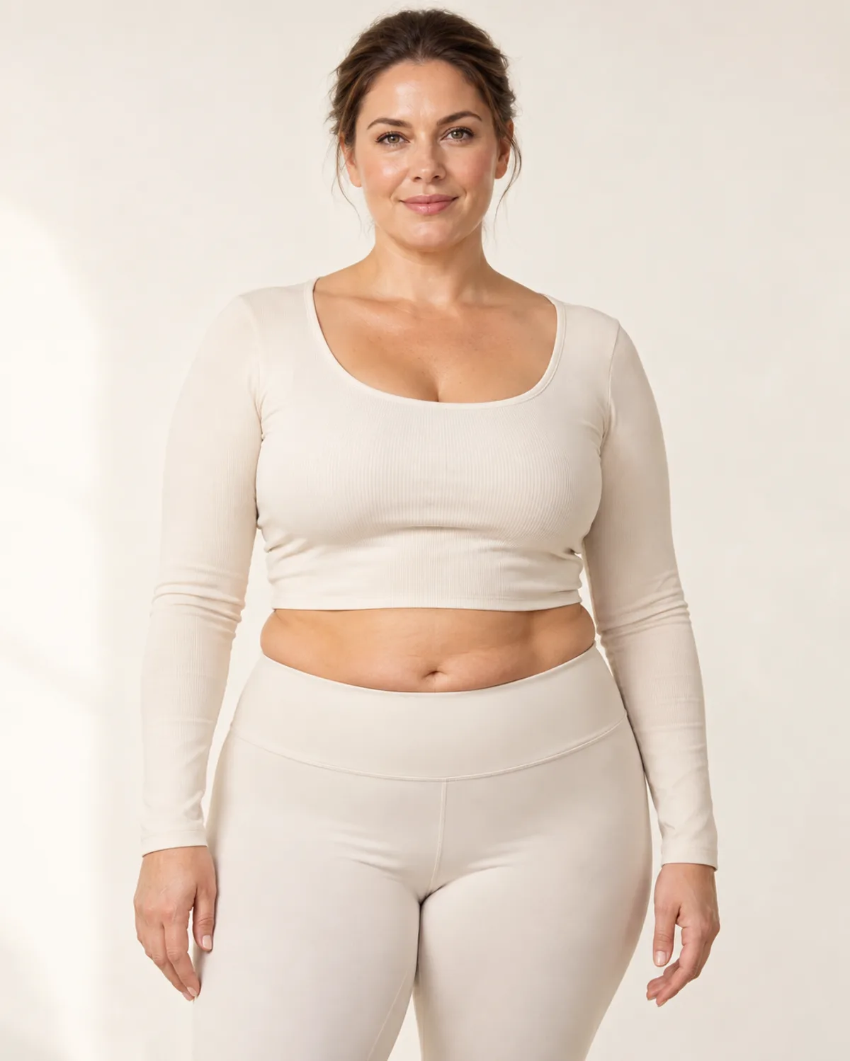 Frau mit weichem Bauchpolster (Hängebauch) in Sportkleidung – Symbolbild zur Bauchdeckenstraffung
